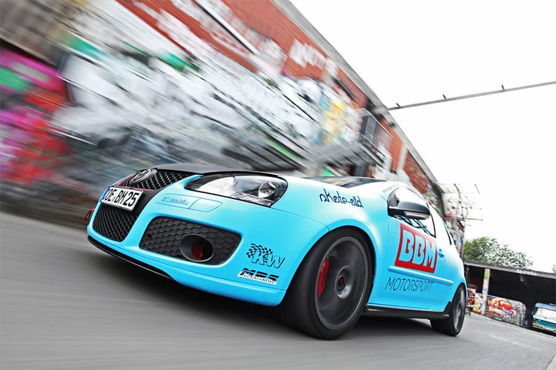 Andrea Friedrich fährt mit A-Lizenz ihren Golf GTI