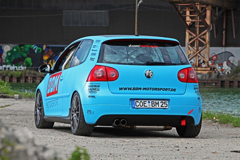 Andrea Friedrich fährt mit A-Lizenz ihren Golf GTI