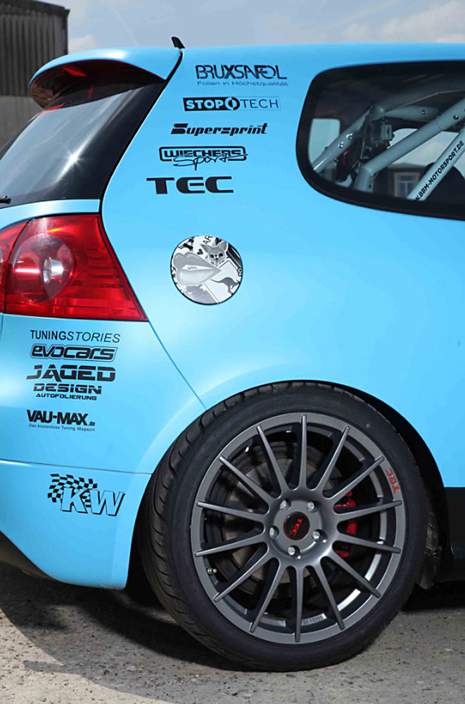 Andrea Friedrich fährt mit A-Lizenz ihren Golf GTI